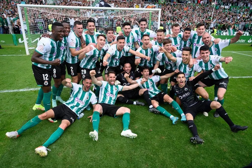 Los jugadores que volvieron a llevar al racing al f&uacute;tbol profesional celebran en el sardinero tras empatar ante el celta b, un punto que les llev&oacute; a la gloria. / Racing de Santander