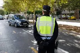 downloadFotograf&iacute;a de archivo de un Polic&iacute;a Local en una calle de Santander. / EP