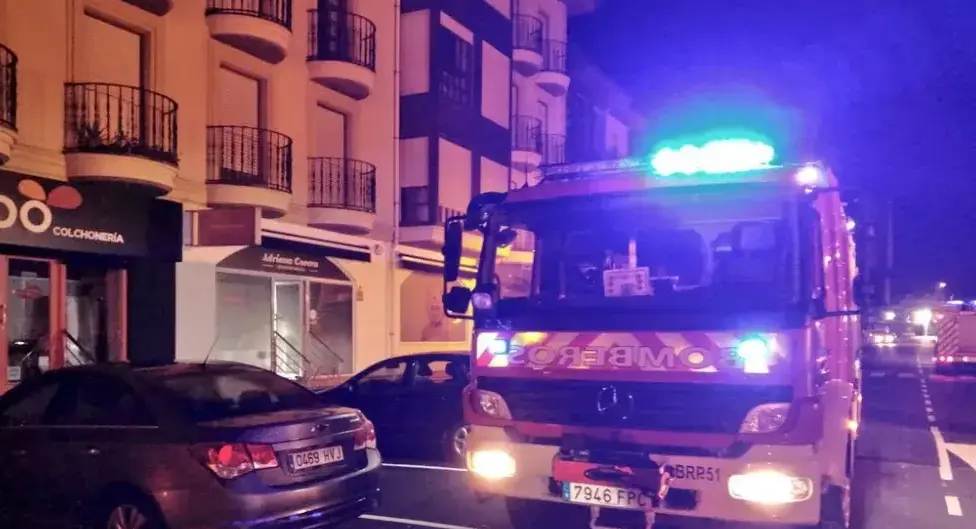 Bomberos del 112 de madrugada en un bloque de pisos en Sar&oacute;n