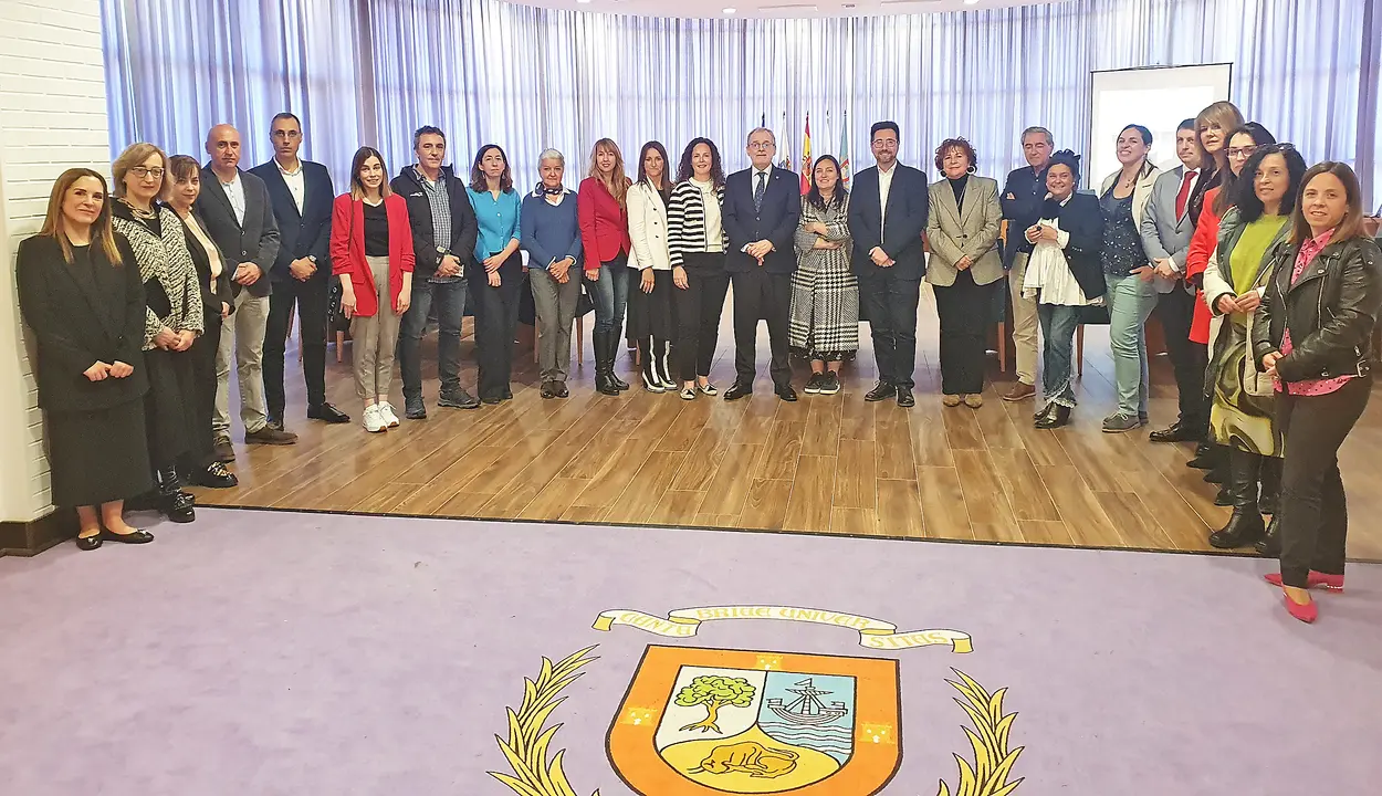 Fotograf&iacute;a del equipo de Cursos de Verano UC y los representantes de las diferentes sedes. / Alerta