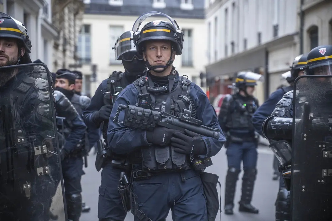 Varios agentes de la Polic&iacute;a antidisturbios de Francia de cara al desalojo de la Sciences Po. Max Ludwig / EP