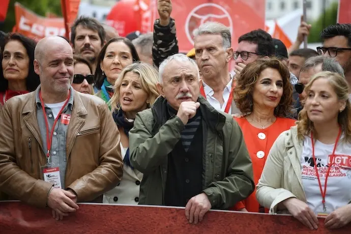 En la primera fila, el secretario general de CCOO, Unai Sordo (i) y el secretario general de UGT, Pepe &Aacute;lvarez (c); en la segunda fila, la vicepresidenta segunda y ministra de Trabajo, Yolanda D&iacute;az (c) y la vicepresidenta primera y ministra de Hacienda, Mar&iacute;a Jes&uacute;s Montero (1d), y en la tercera fila, la portavoz del PSOE en el Ayuntamiento de Madrid, Reyes Maroto (c), durante la manifestaci&oacute;n por el D&iacute;a del Trabajador, a 1 de mayo de 2024, en Madrid (Espa&ntilde;a). Los sindicatos UGT y CCOO han convocado hoy 1 de mayo, a la ciudadan&iacute;a a participar en los actos y manifestaciones para defender los derechos de las personas trabajadoras. El lema de 2024 es 'Por el pleno empleo: menos jornadas y mejores salarios'. El recorrido ha comenzado en Gran V&iacute;a hasta Plaza de Espa&ntilde;a, donde se ha le&iacute;do el manifiesto que han preparado los sindicatos.
01 MAYO 2024;TRABAJADOR;MADRID;MANIFESTACI&Oacute;N;1 DE MAYO;DIA DEL TRABAJADOR
Fernando S&aacute;nchez / Europa Press
01/5/2024