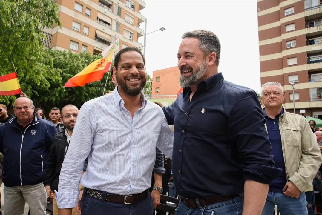 El secretario general y candidato de Vox a las elecciones catalanas del 12 de mayo, Ignacio Garriga (i), y el presidente de Vox, Santiago Abascal (d). Alberto Paredes / Archivo