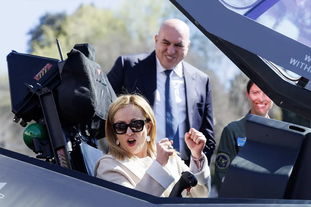 La primera ministra de Italia, Giorgia Meloni, junto al ministro de Defensa, Guido Crosetto. Roberto Monaldo / Archivo
