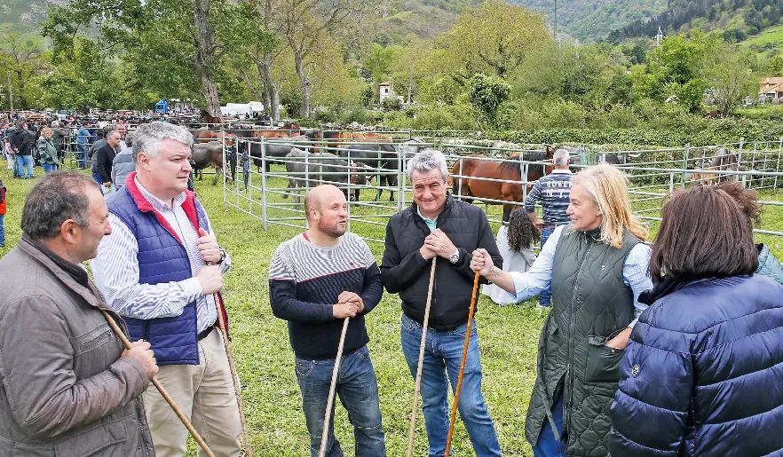 El consejero de Econom&iacute;a (2i), entre otros, en la feria de B&aacute;rcena de Pie de Concha. / alerta