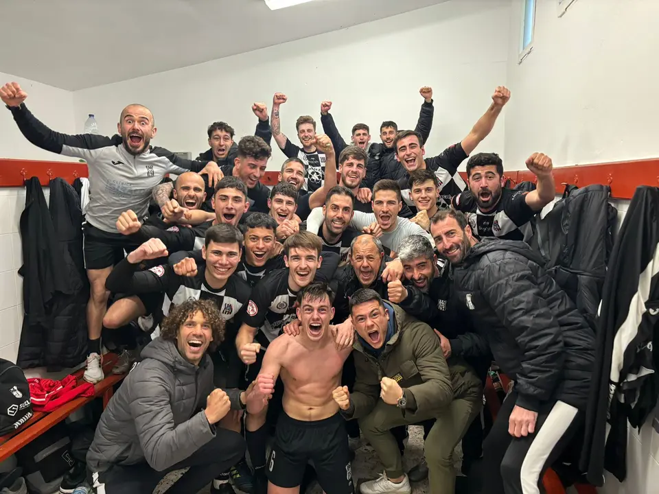 Celebraci&oacute;n del Escobedo tras el partido ganado entre semana. / Escobedo