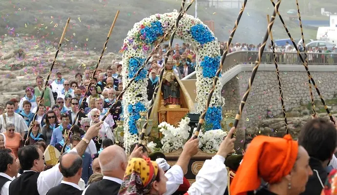 Procesi&oacute;n de la Virgen del Mar, el 12 de mayo de 2008. La comitiva parti&oacute; del Seminario de Corb&aacute;n hacia la ermita junto al mar, en una de las tradiciones m&aacute;s emblem&aacute;ticas de Santander. / Foto: Nacho Cubero