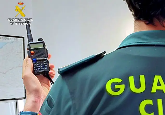 La Guardia Civil de Cantabria con el inhibidor de frecuencia que utilizaba para robar veh&iacute;culos.