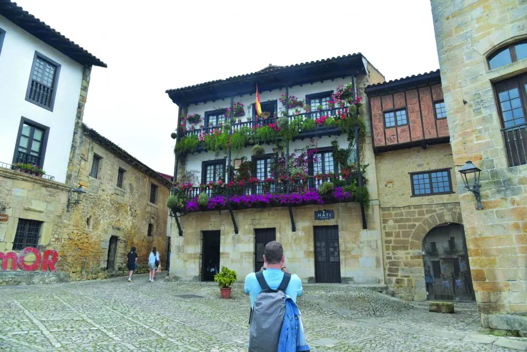Un persona en una calle de Santillana del Mar. / Alerta