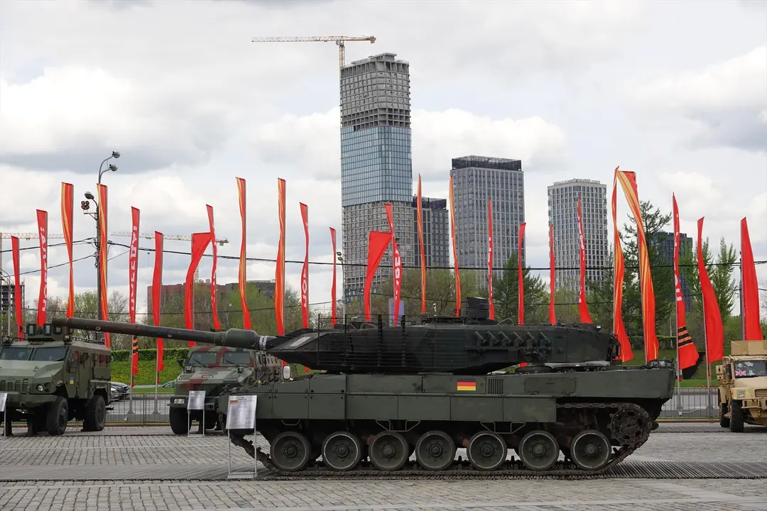 Un tanque  alem&aacute;n Leopard 2, capturado en Ucrania seg&uacute;n fuentes rusas, se encuentra en una exhibici&oacute;n de trofeos de guerra en el parque Pobedy./ Ulf Mauder / Archivo