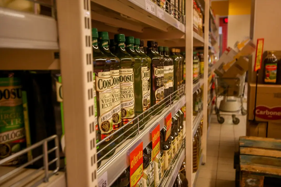 Secci&oacute;n del aceite de oliva en un supermercado. Ricardo Rubio / Archivo
