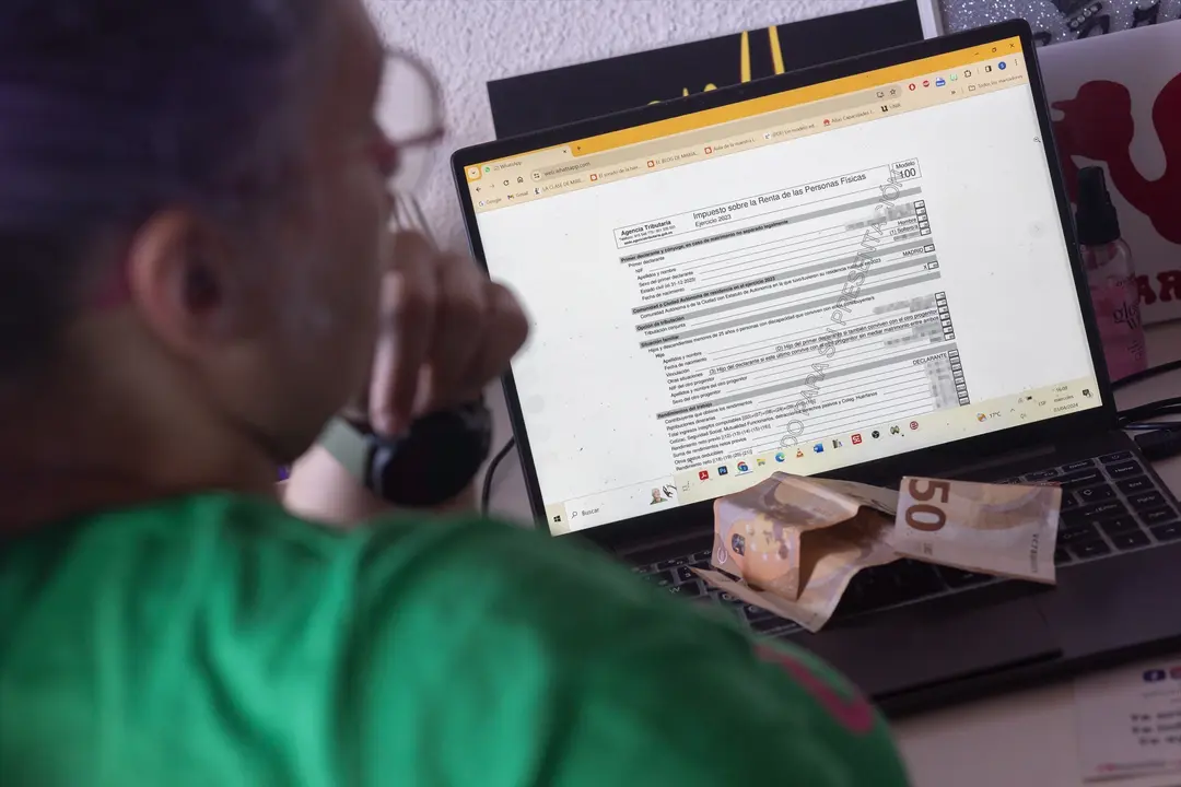 Una mujer hace la declaraci&oacute;n de la renta en un ordenador. EP / Archivo