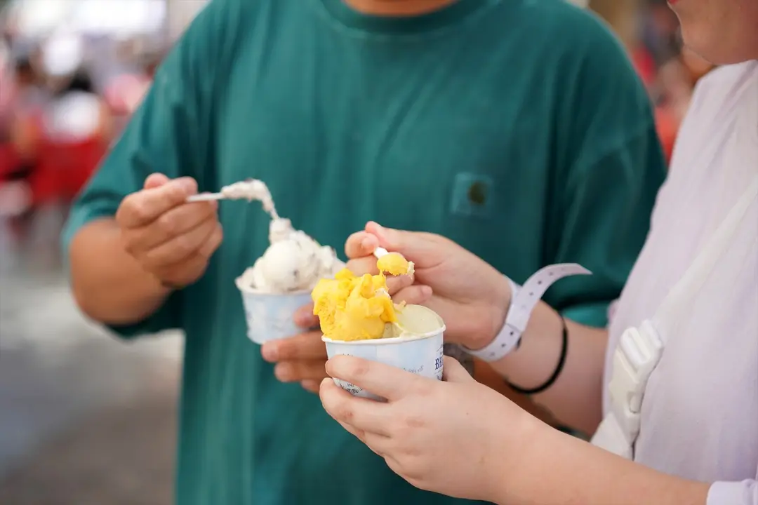 Dos personas comiendo unos helados. EP