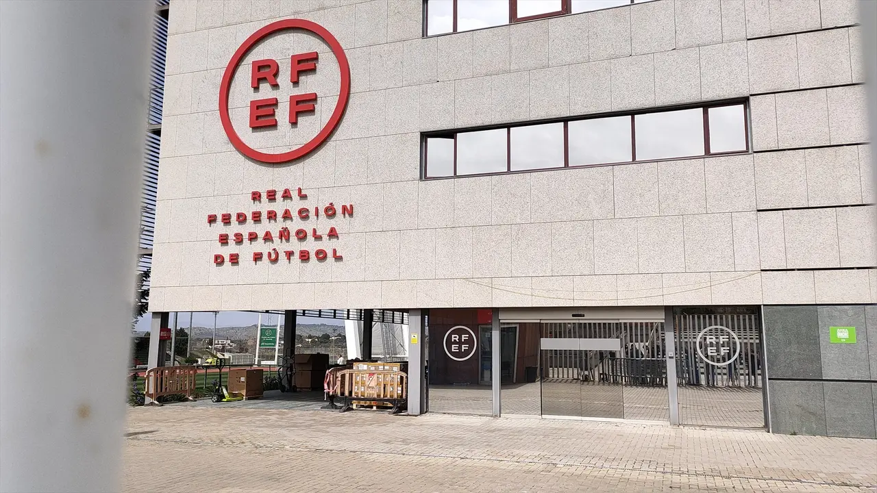 Fachada de la Real Federaci&oacute;n Espa&ntilde;ola de F&uacute;tbol (RFEF). EP