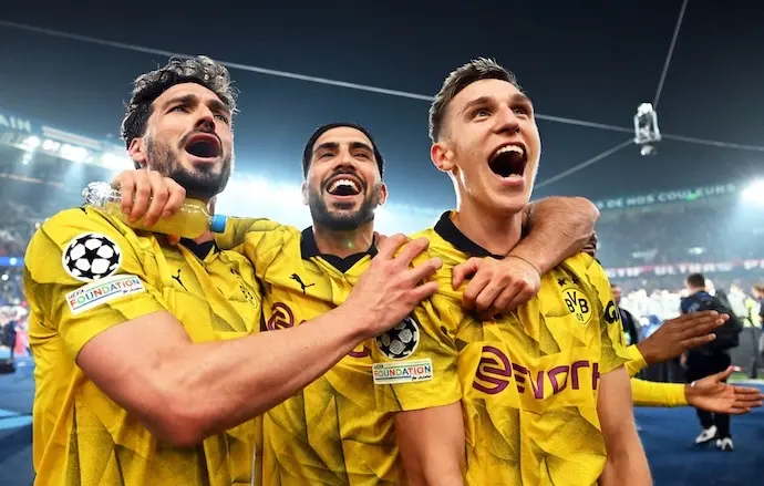 07 de mayo de 2024, Francia, Par&iacute;s: (I-D) Los jugadores del Dortmund Mats Hummels, Emre Can y Nico Schlotterbeck celebran su victoria en semifinales de la Liga de Campeones de la UEFA ante el Par&iacute;s Saint-Germain en el Parque de los Pr&iacute;ncipes. Foto: Robert Michael/dpa
Fecha: 07/05/2024.

Firma: Robert Michael / dpa - Para uso exclusivo en Espa&ntilde;a.