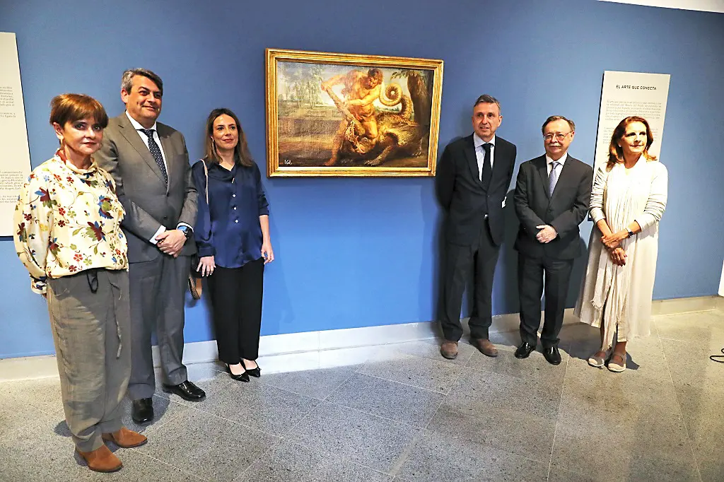 Autoridades junto al cuadro &lsquo;H&eacute;rcules matando al drag&oacute;n del jard&iacute;n de las Hesp&eacute;rides&rsquo;, del pintor barroco Pedro Pablo Rubens.. / Alerta