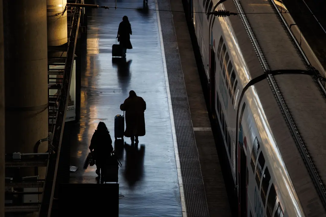 Varios pasajeros en un tren de cercan&iacute;as. Alejandro Mart&iacute;nez V&eacute;lez / Archivo