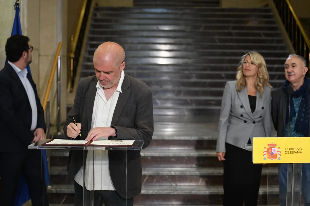 Momento de la firma del acuerdo. / Fernando S&aacute;nchez