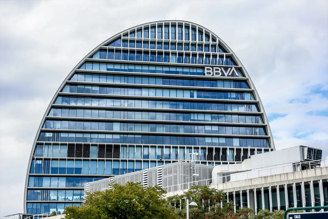 Fachada del edificio &lsquo;La Vela&rsquo;, en la ciudad del BBVA. Ricardo Rubio / EP