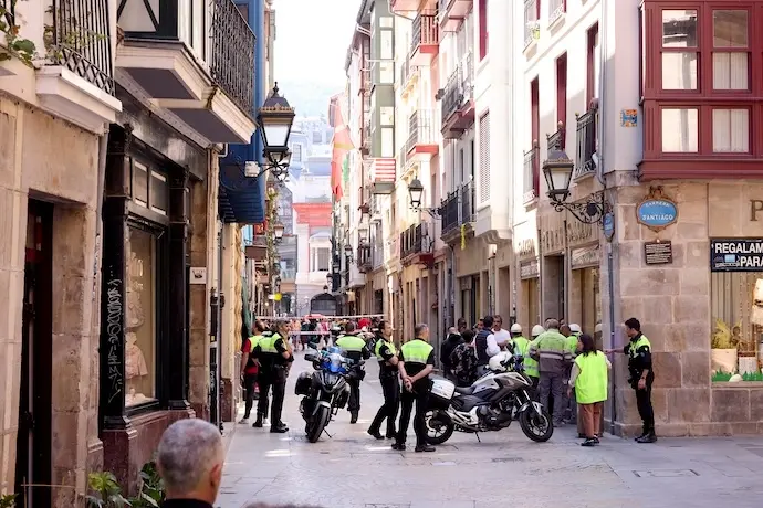 Agentes de polic&iacute;a municipal 'Udaltzaingoa' en las inmediaciones donde ha tenido lugar el derrumbe del inmueble en la calle Tender&iacute;a del Casco Viejo de Bilbao, a 9 de mayo de 2024, en Bilbao, Vizcaya, Pa&iacute;s Vasco (Espa&ntilde;a). El accidente se ha registrado a las 10.30 horas de la ma&ntilde;ana, hora a la que los bomberos han recibido un aviso por derrumbe en un edificio de cinco alturas en el n&uacute;mero 24 de la calle Tender&iacute;a. Se trata de un inmueble de cinco alturas en el que se est&aacute;n efectuando obras de rehabilitaci&oacute;n y, al parecer, en un momento dado, los trabajos han podido afectar a la estructura, lo que habr&iacute;a ocasionado el desplome de la cubierta del edificio sobre los operarios. Los cinco operarios heridos se encuentran ya fuera del inmueble. Tres de ellos han sido trasladados a centros sanitarios, mientras que los otros dos han sido atendidos en el lugar. leer menos

Firma: Ion Alcoba / Europa Press
Personajes: