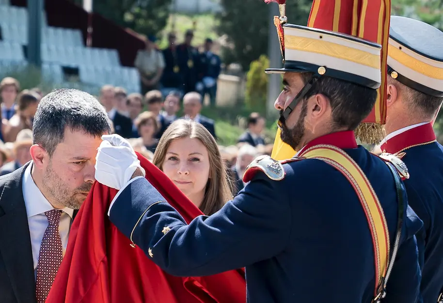 Un civil jura Bandera durante el acto de solemne jura o promesa en el Acuartelamiento &lsquo;El Rey&rsquo; de la Guardia Real, a 16 de junio de 2023, en Madrid (Espa&ntilde;a). El juramento o promesa ante la Bandera de Espa&ntilde;a, est&aacute; legalmente establecido como requisito previo a la adquisici&oacute;n de la condici&oacute;n de militar profesional. Se permite que los espa&ntilde;oles que, sin querer vincularse a las Fuerzas Armadas con un car&aacute;cter leer m&aacute;s profesional, puedan manifestar su compromiso con la defensa de Espa&ntilde;a, prestando el juramento o promesa ante la Bandera. Los requisitos para Jurar Bandera son tener la nacionalidad espa&ntilde;ola, haber cumplido los 18 a&ntilde;os y no haber sido declarado incapaz por sentencia jur&iacute;dica firme.
Foto de ARCHIVO

Firma: A. P&eacute;rez Meca / Europa Press