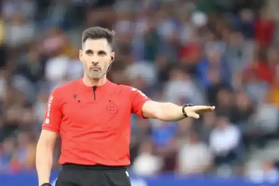 El &aacute;rbitro Andr&eacute;s Fuentes Molina.