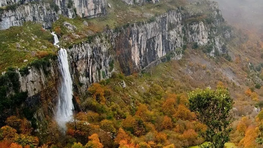 El valle del As&oacute;n es un valle que destaca por sus escabrosos macizos calizos, cascadas y naturaleza en estado puro. / Valle del As&oacute;n