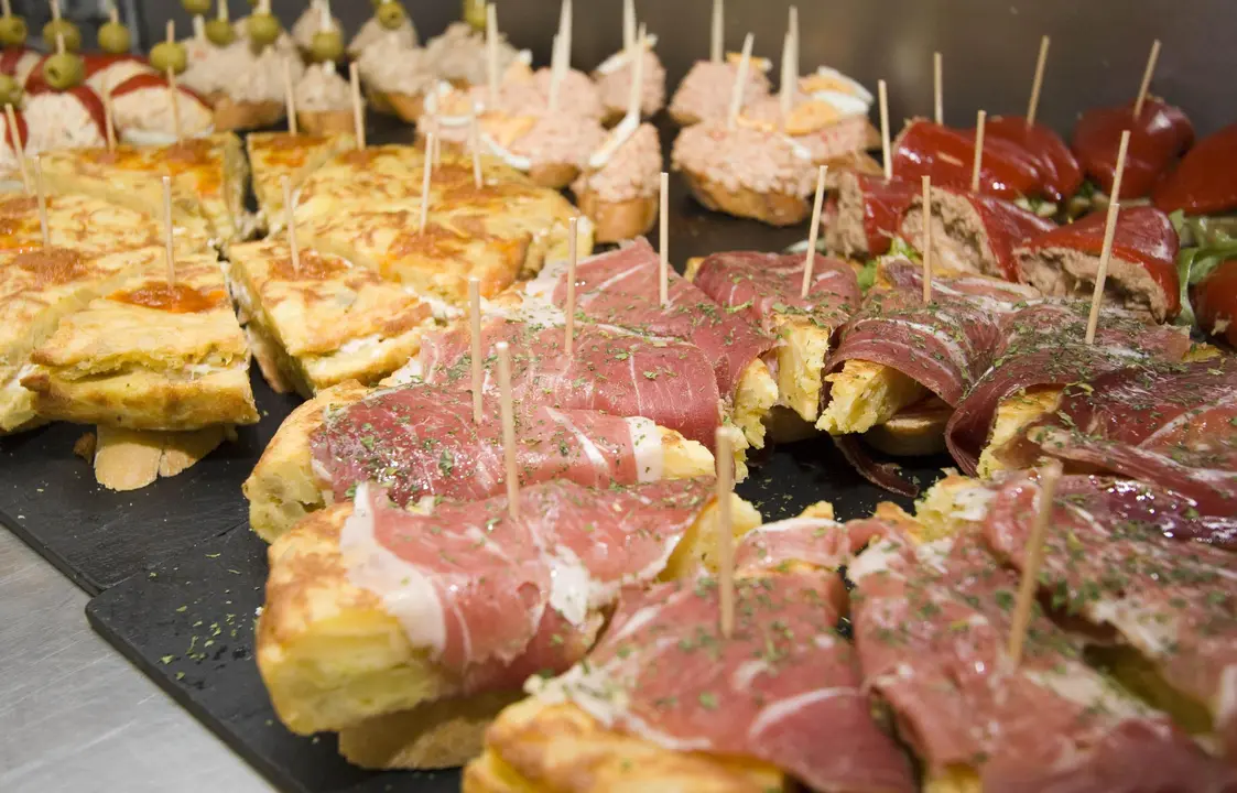 Un conjunto de tapas en un bar. / EP