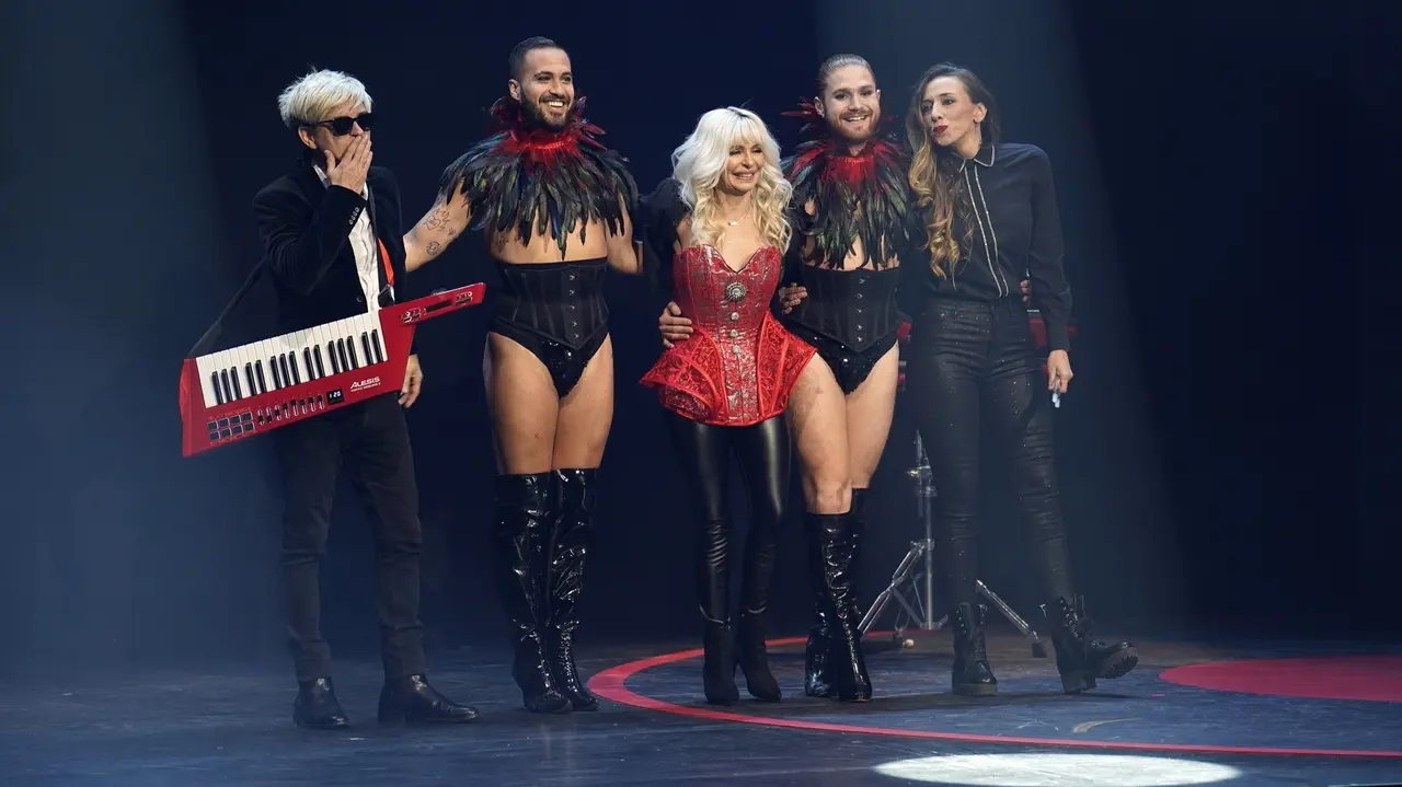 Nebulossa y Mark Dasousa junto a los bailarines. &Aacute;ngel D&iacute;az Bri&ntilde;as