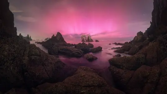 Imagen de la aurora boreal en los Urros de Liencres. / Pablo Ruiz Garc&iacute;a