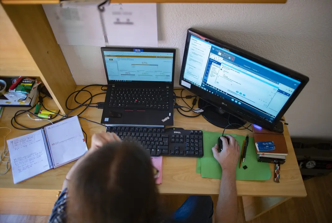 Una persona  teletrabajando desde su casa con un port&aacute;til. Eduardo Parra / Archivo