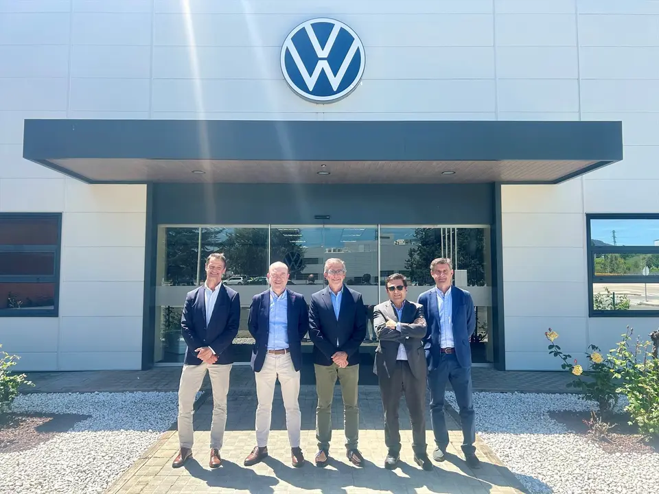 El presidente de la APS, C&eacute;sar D&iacute;az, se re&uacute;ne con representantes de Volkswagen Navarra. / APS