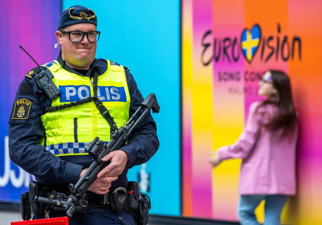 Un oficial de la polic&iacute;a armando en las afueras del Malmo Arena. / Jens B&uuml;ttner