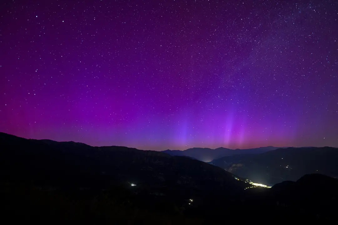 Aurora boreal desde el Mirador de la Figuerassa, en Cercs, Barcelona. / Lorena Sop&ecirc;na