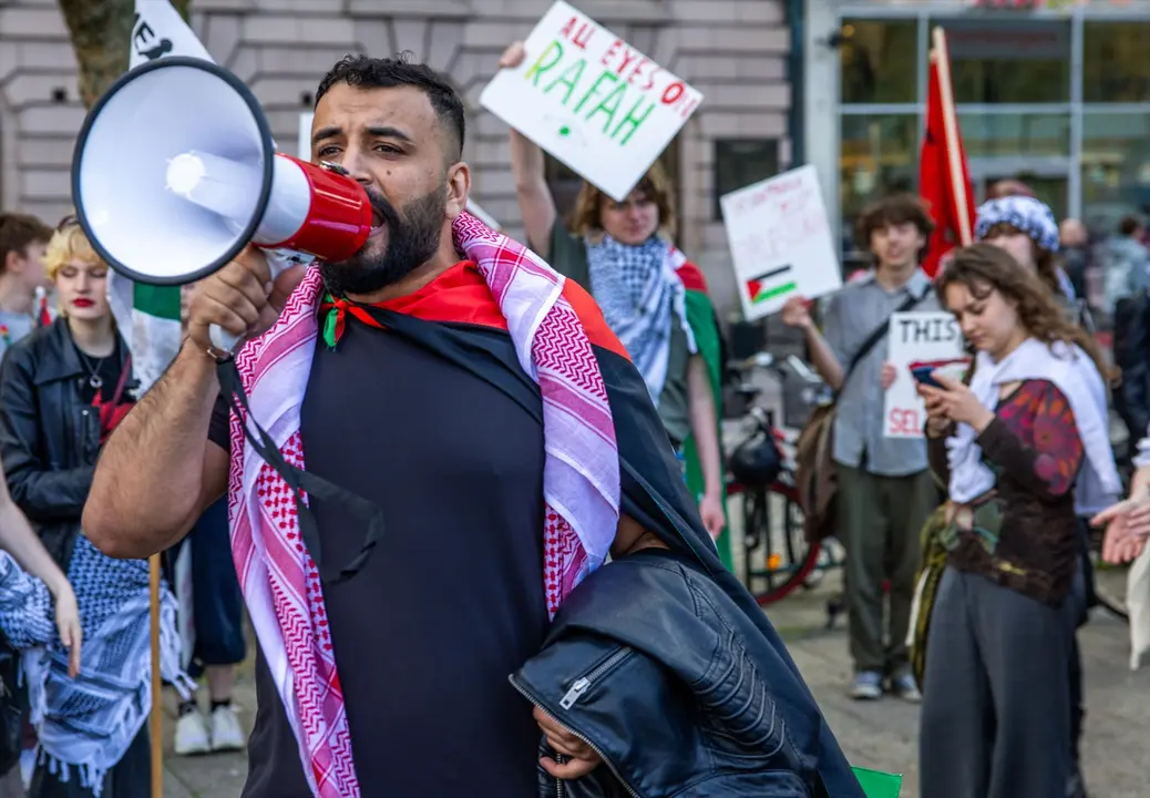 Un hombre durante la protesta en Malm&ouml;. / Jens B&uuml;ttner