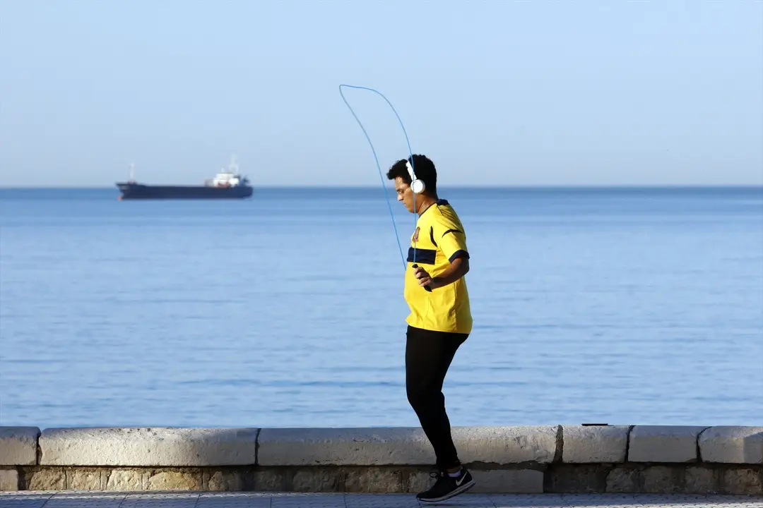 Una persona haciendo ejercicio junto al mar. &Aacute;lex Zea / Archivo