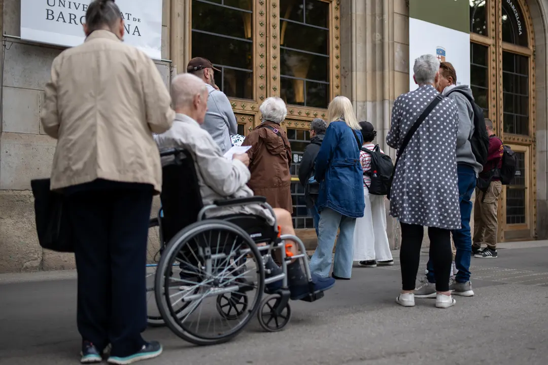 Varias personas acuden a ejercer su derecho a voto en la Universitat de Barcelona, a 12 de mayo de 2024, en Barcelona, Catalunya (Espa&ntilde;a). Casi seis millones de catalanes han sido llamados a las urnas hoy, 12 de mayo, para elegir a su nuevo presidente aut