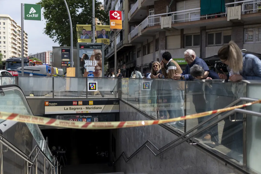 Varias personas en la estaci&oacute;n de Renfe y Metro 'La Sagrera'. Lorena Sop&ecirc;na