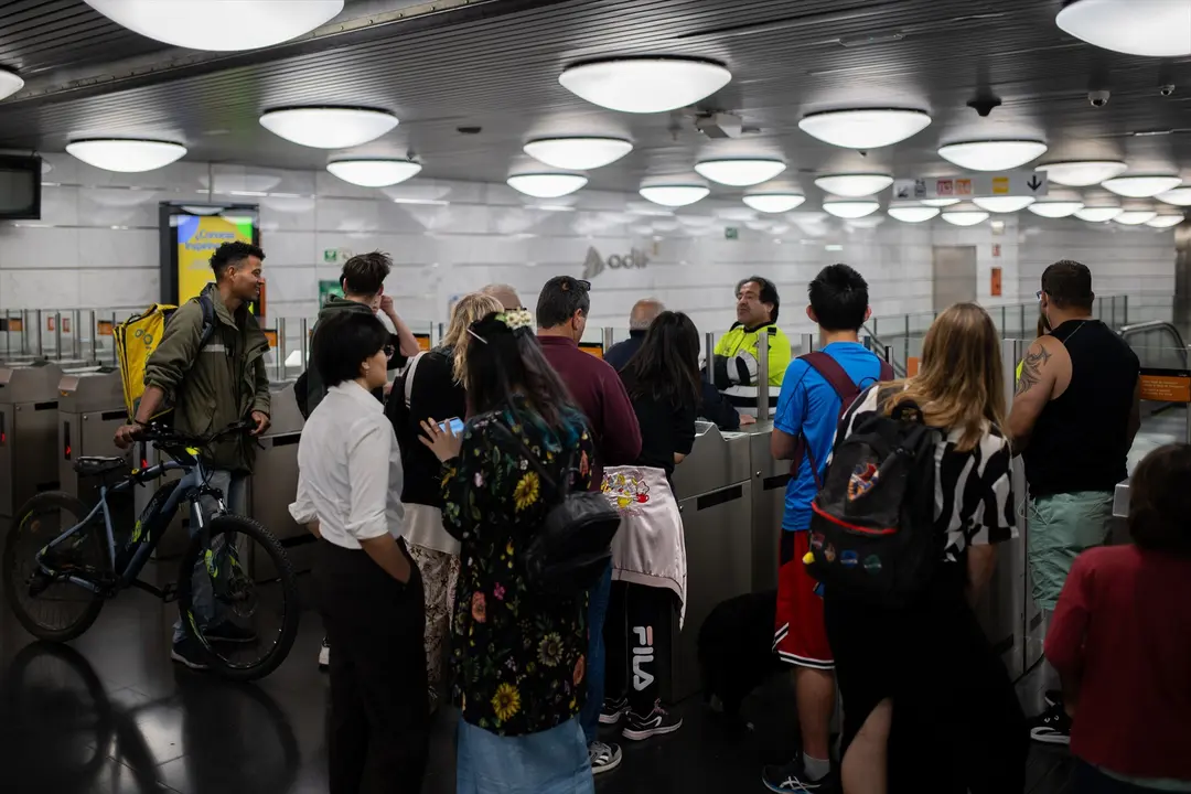 Varias personas en la estaci&oacute;n de Renfe y Metro 'La Sagrera'.  Lorena Sop&ecirc;na