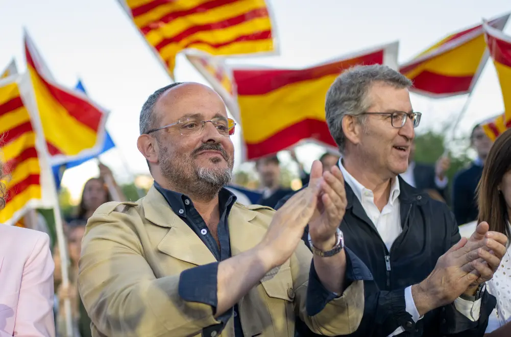 El candidato del PP Alejandro Fern&aacute;ndez y el presidente del partido PP Alberto N&uacute;&ntilde;ez Feij&oacute;o, durante un mitin del PP, en L'Hospitalet de Llobregat, a 10 de mayo de 2024, en Barcelona, Catalunya (Espa&ntilde;a). Este acto es el &uacute;ltimo del PP en la campa&ntilde;a electoral para los comicios catalanes del pr&oacute;ximo 12 de mayo.
Fecha: 10/05/2024.

Firma: Lorena Sop&ecirc;na / Europa Press