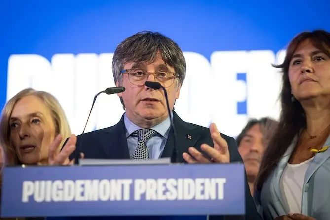 El expresidente de la Generalitat de Catalunya y candidato de Junts a las elecciones catalanas, Carles Puigdemont, comparece tras el recuento de votos durante el seguimiento de la jornada electoral de elecciones auton&oacute;micas de Catalu&ntilde;a, en Jean Carr&egrave;re Space, a 12 de mayo de 2024, en Argel&egrave;s (Francia). Casi seis millones de catalanes han sido llamados a las urnas hoy, 12 de mayo, para elegir a su nuevo presidente auton&oacute;mico para los pr&oacute;ximos cuatro a&ntilde;os. Hay 135 esca&ntilde;os en juego, en la que ser&aacute; la XIV legislatura de Catalu&ntilde;a, por lo que los candidatos de los diferentes partidos deben alcanzar una mayor&iacute;a absoluta de 68 esca&ntilde;os para hacerse con la Presidencia.
12 MAYO 2024;ELECCIONES;SEGUIMIENTO ELECTORAL;NOCHE ELECTORAL;
Gl&ograve;ria S&aacute;nchez / Europa Press
12/5/2024