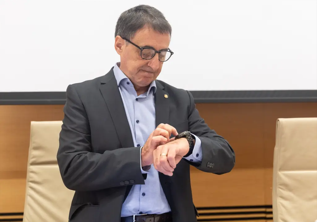 El exdirector general del Servicio de Salud de las Illes Balears, Manuel Palomino Chac&oacute;n, a su llegada a una Comisi&oacute;n de Investigaci&oacute;n, en el Congreso de los Diputados. / Eduardo Parra / Archivo