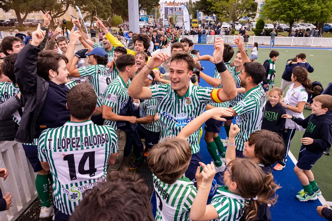 Los jugadores del Tenis celebran tras hacer historia. / M.C.