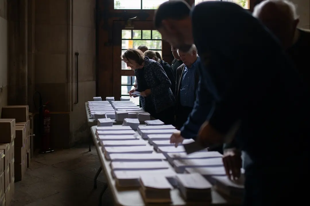 Varias personas ejercen su derecho a voto. Lorena Sop&ecirc;na