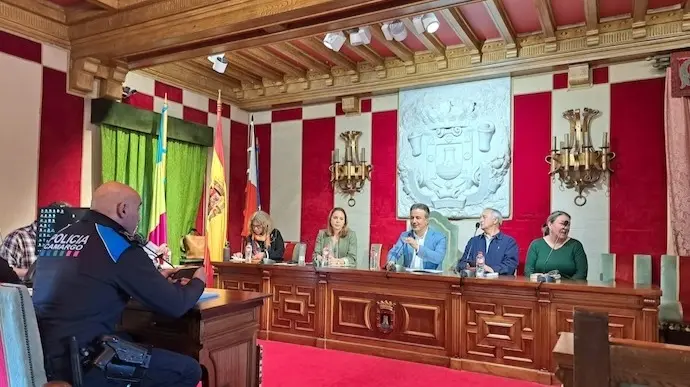 El alcalde Diego Movell&aacute;n preside la mesa Coordinación de la Violencia Género. / A.E.