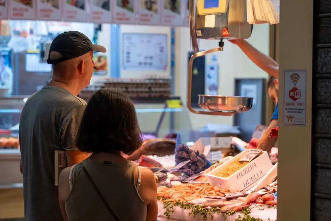 Dos personas comprando pescado en un mercado de abastos. / Eduardo Briones