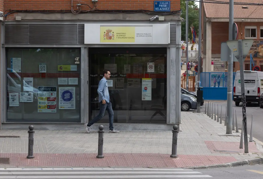 Una persona camina al lado de una oficina del SEPE. Eduardo Parra / Archivo