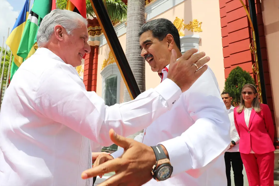 El presidente de Venezuela, Nicol&aacute;s Maduro (d), recibe a su hom&oacute;logo de Cuba, Miguel D&iacute;az-Canel. EP / Archivo
