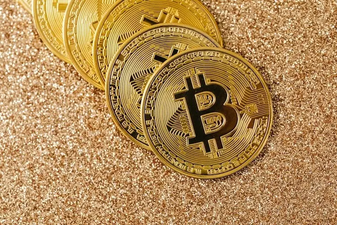 Varias monedas de Bitboins. / Pexels
