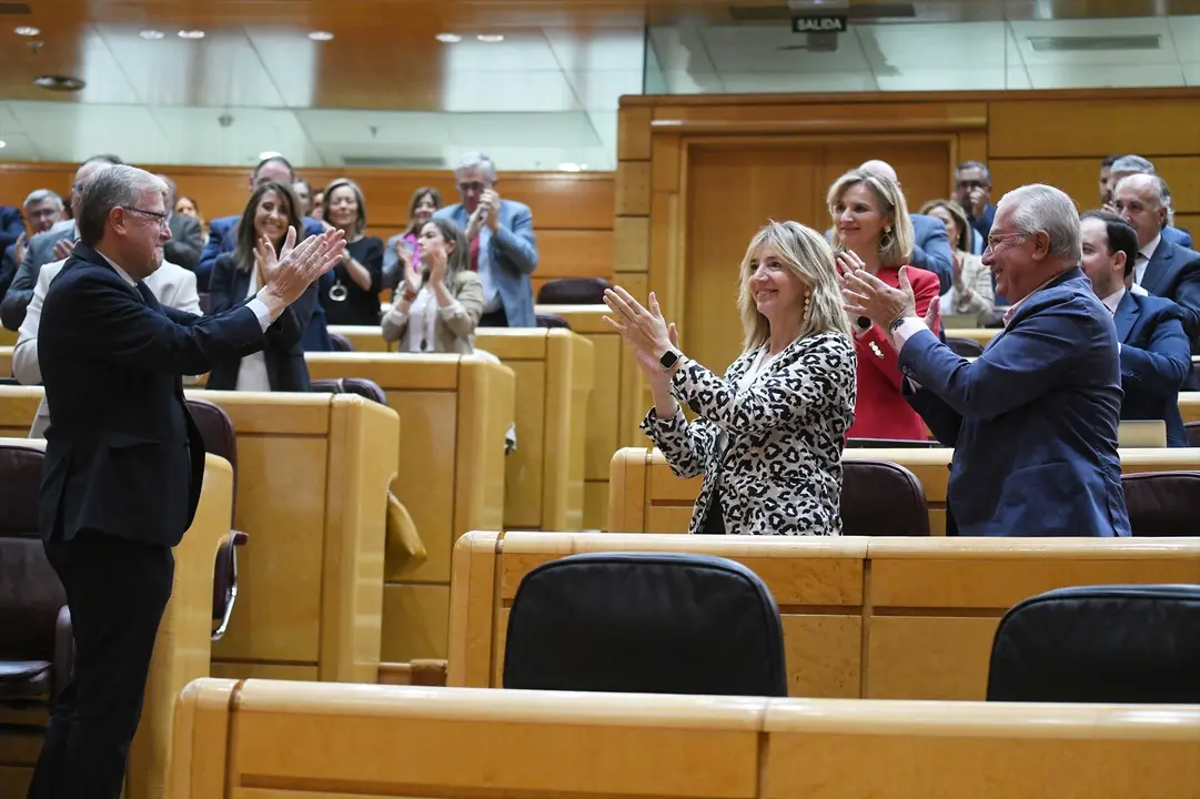 La portavoz del PP en el Senado, Alicia Garc&iacute;a (2d), el senador del PP Javier Arenas (d), aplauden la intervenci&oacute;n del senador del PP, Antonio Silv&aacute;n (i), durante una sesi&oacute;n plenaria en el Senado. Fernando S&aacute;nchez